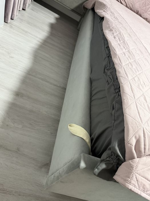 Pat tapitat cu saltea