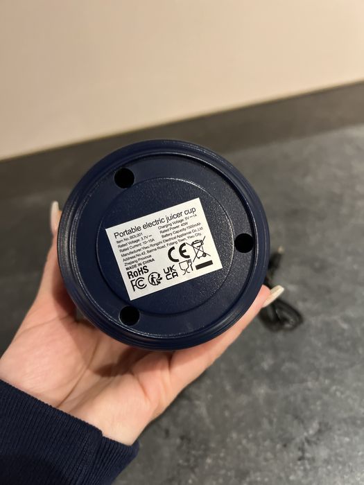 Mini-blender portabil + pahar cu capat (compact, usor de transportat)