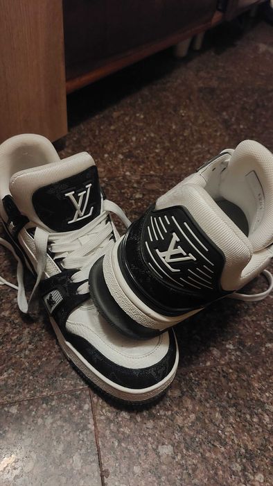 Продавам нови мъжки спортни обувки на   L Vuitton