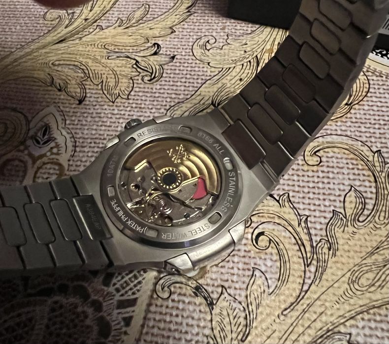 Супер елегантен часовник в отлично състояние.