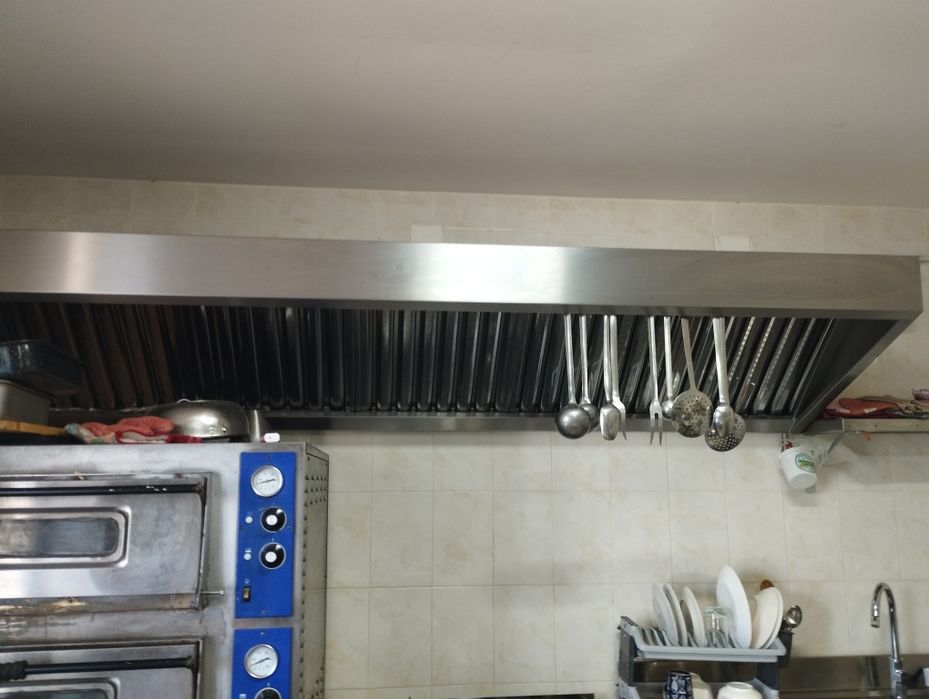 Vand cuptor pizza, masa rece pizza, mașină spălat pahare, hotă..