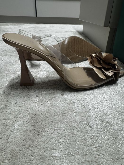 Красиви нови Зара, Zara