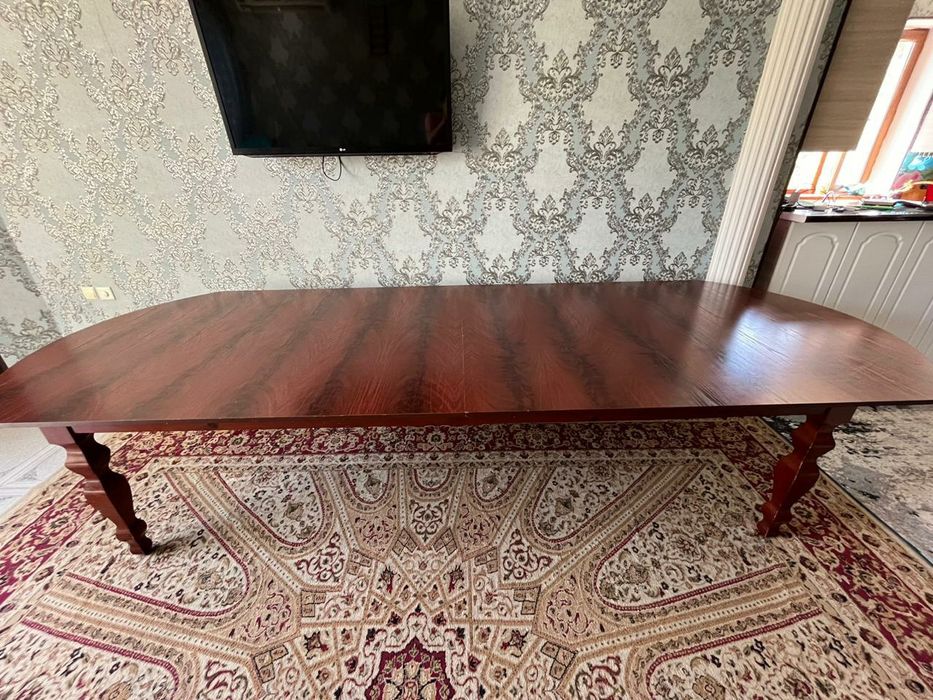 Продам Гостиный стол в хорошем состоянии 4 м