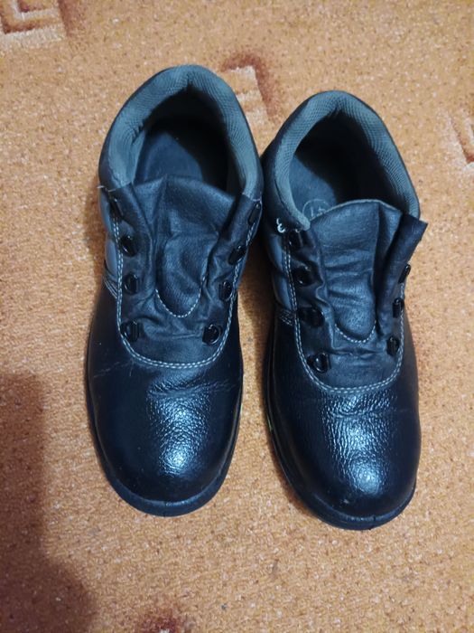 Vand bocanci din piele