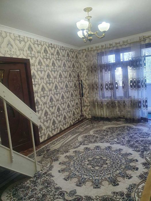 Navoiy shahar. 3 xonali uy ikki qavatli qilib qurilgan