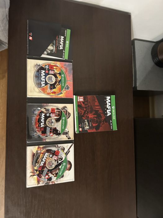 vand xbox one+18 jocuri+incarcator micro usb+suport de jocuri