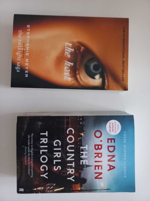 Carte engleza paperback-S.Meyer-The host/O'brien-The country girls