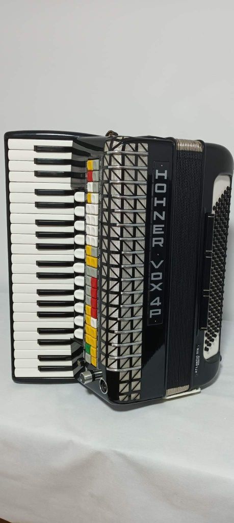 Vând acordeon Hohner vox 4p cu midi