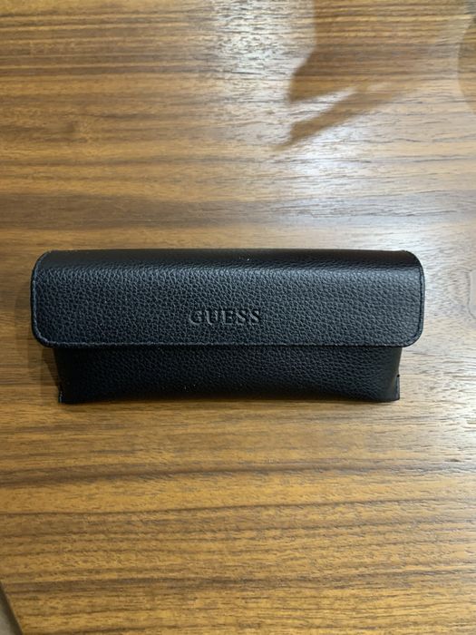 Чехол для очков Guess кожаный снаружи в отлтчном состоянии