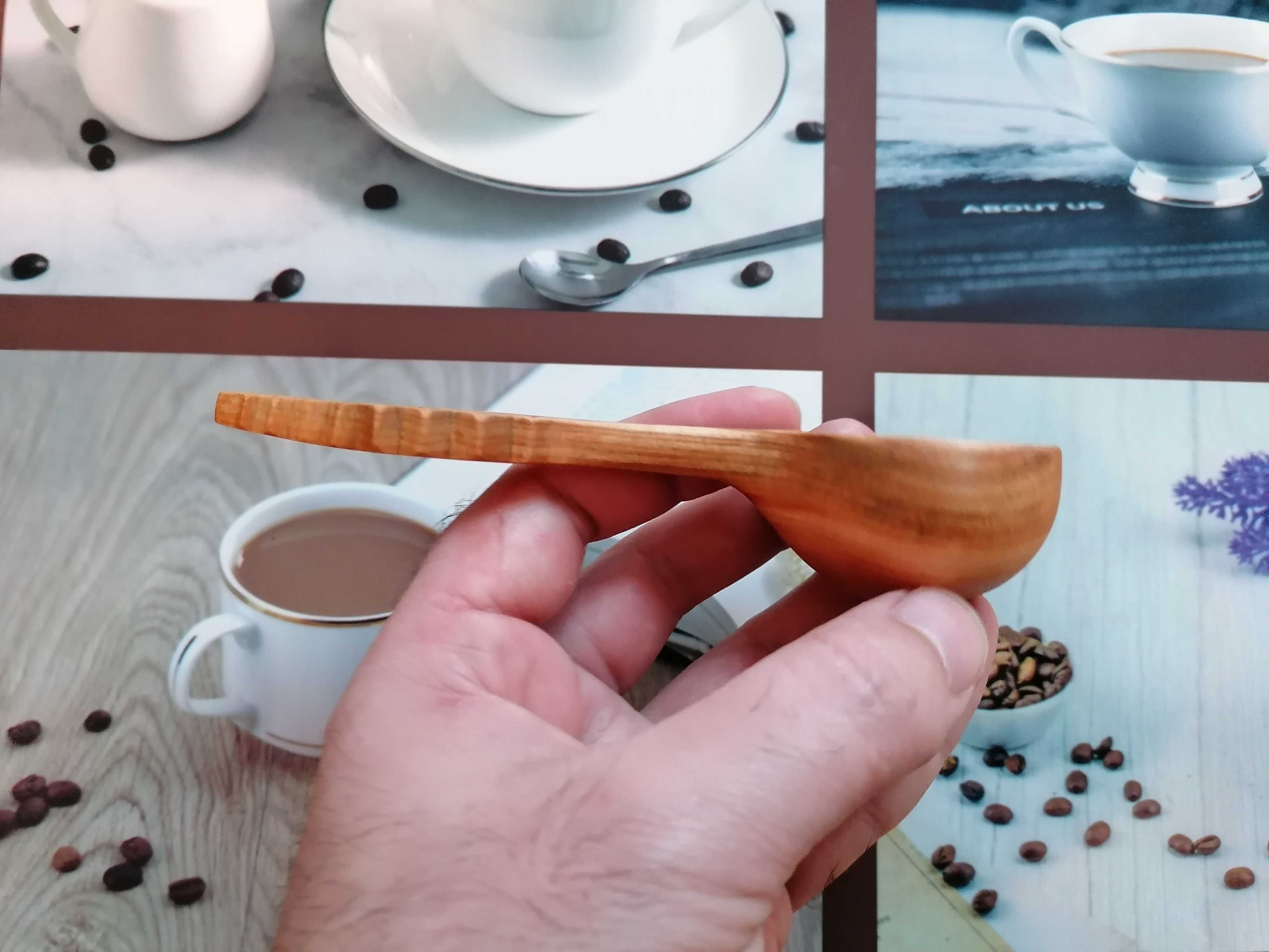 Lingura dozaj cafea sculptata manual din lemn de cires.
