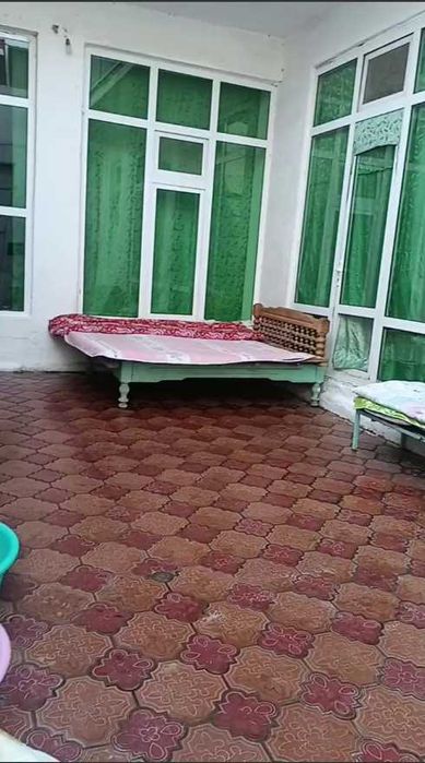 Registon maydonidan 200 m uzoqlikda 2 qavatli uy sotiladi