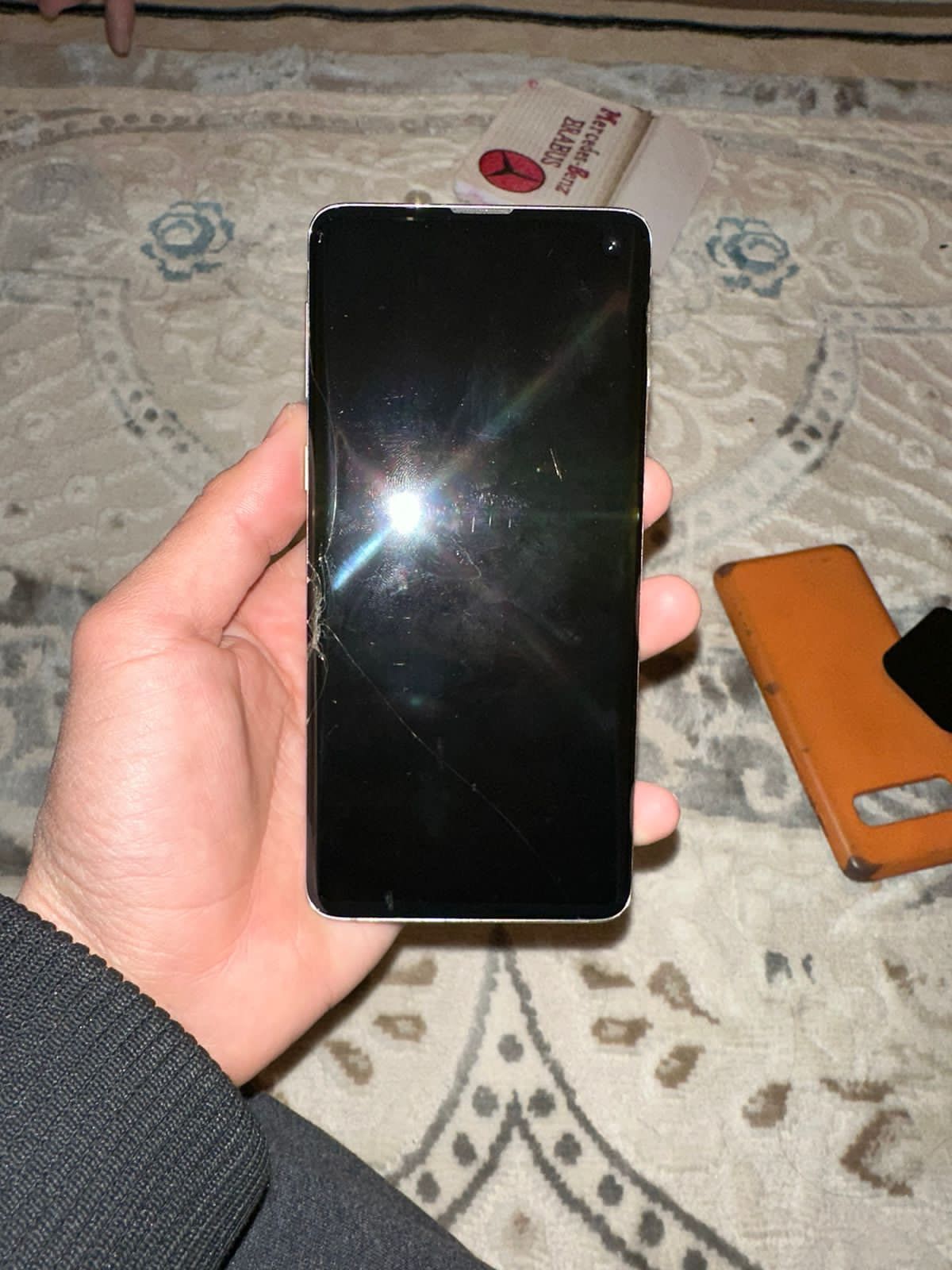 Samsung s10 ұсталған телефон