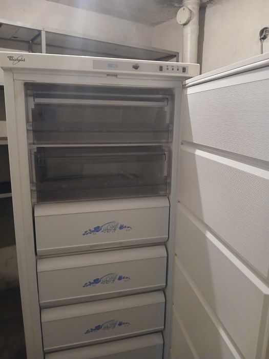вертикален фризер Whirlpool