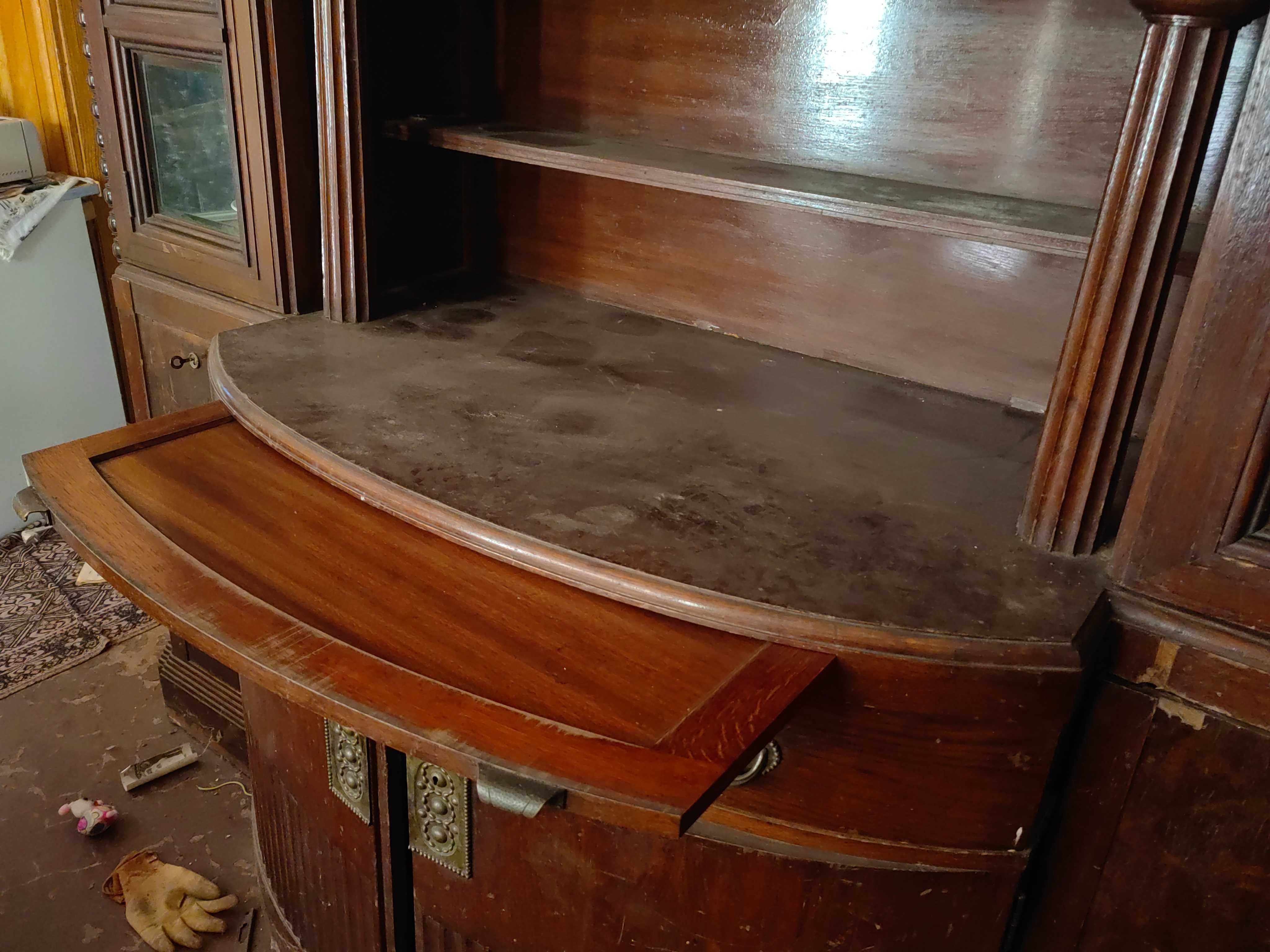 Античен шкаф-витрина