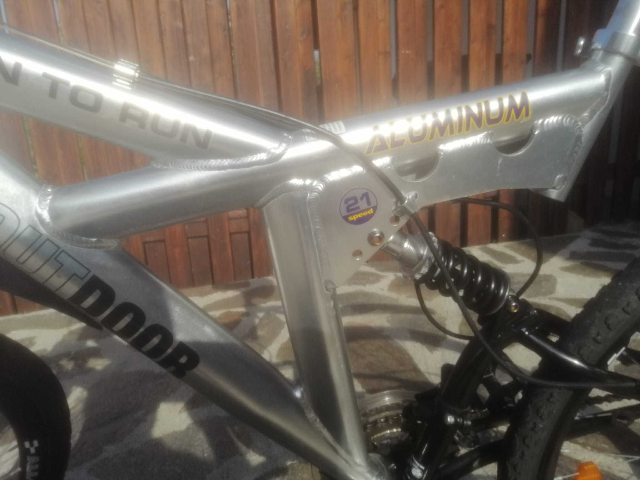 Bicicleta suspensie dubla, cadru aluminiu, frane pe disc, jante duble