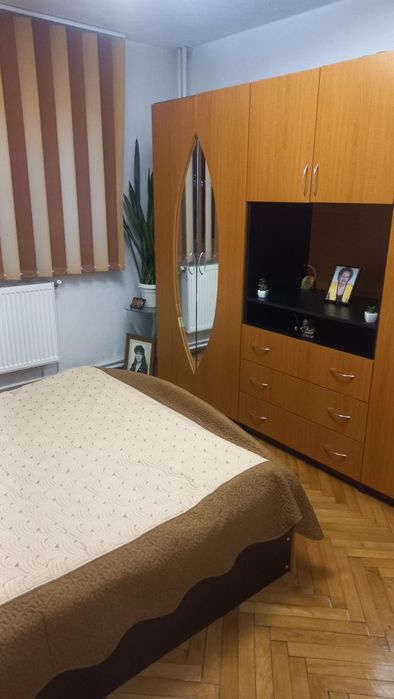 Inchiriez apartament cu 3 camere