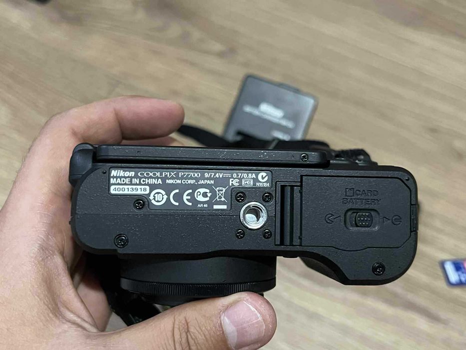 Aparat foto digital Nikon Coolpix P7700 cu incarcator si 2 acumulatori