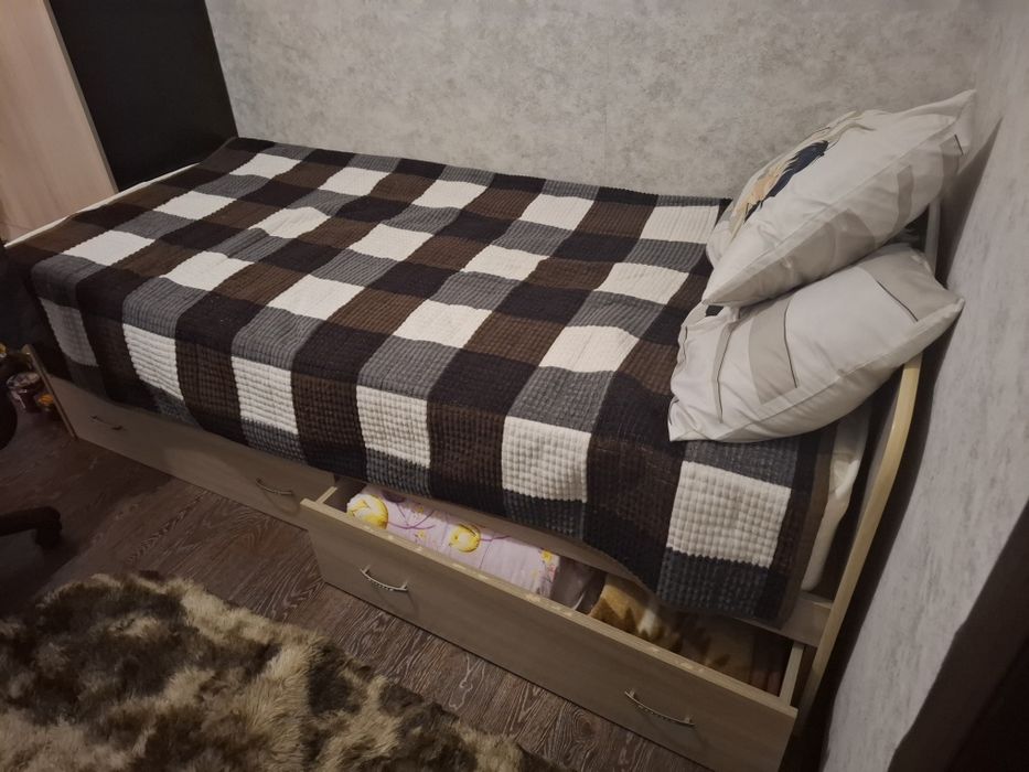 Односпальная кровать и ортопедический матрас