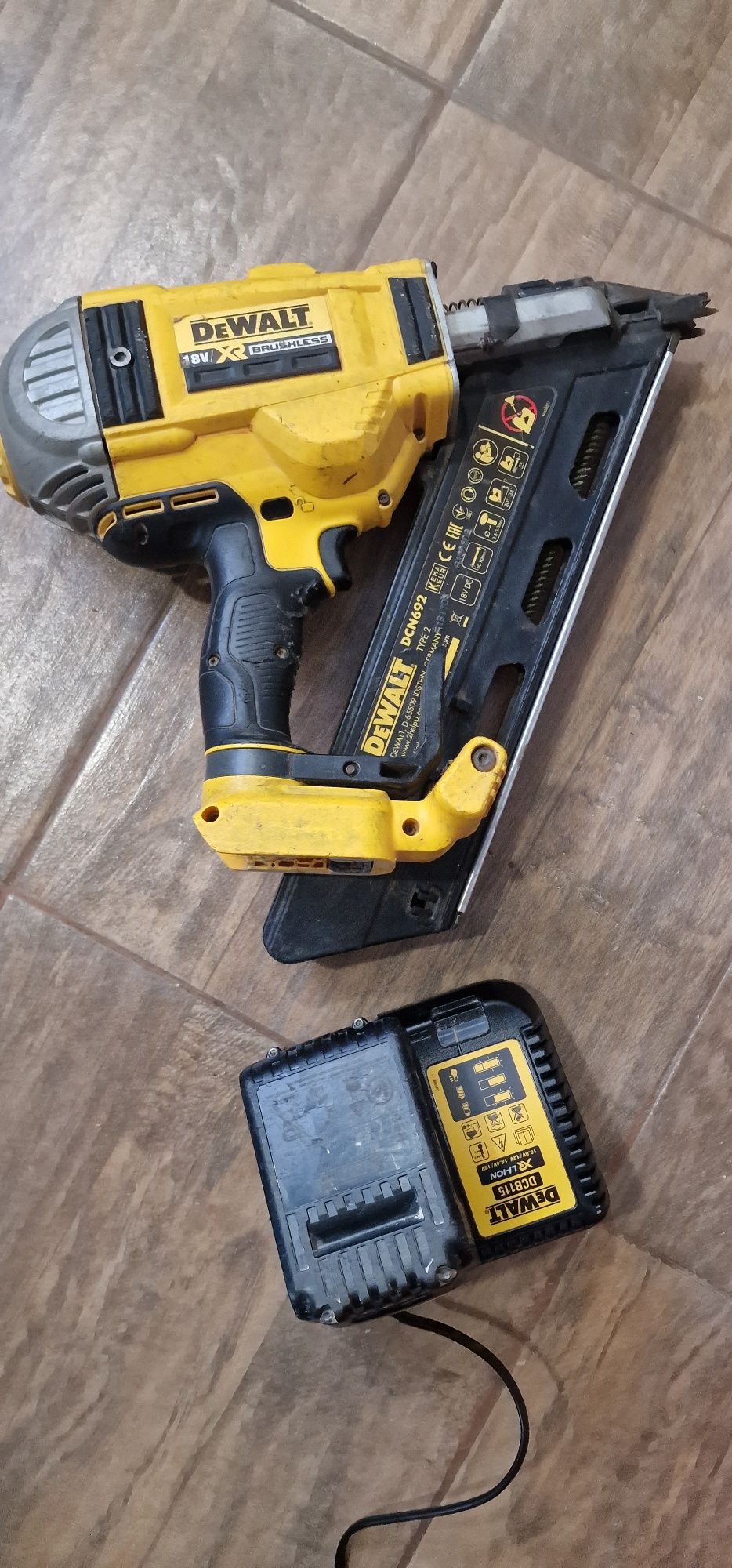 Ciocan pentru batut cuie DEWALT!