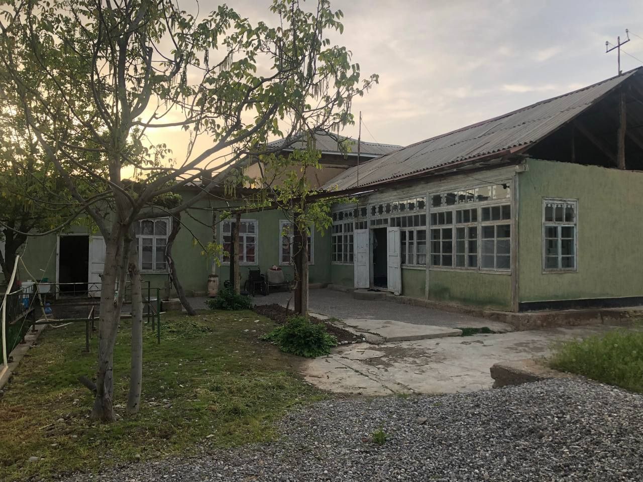 Srochna Hovli sotiladi fayzli honadon