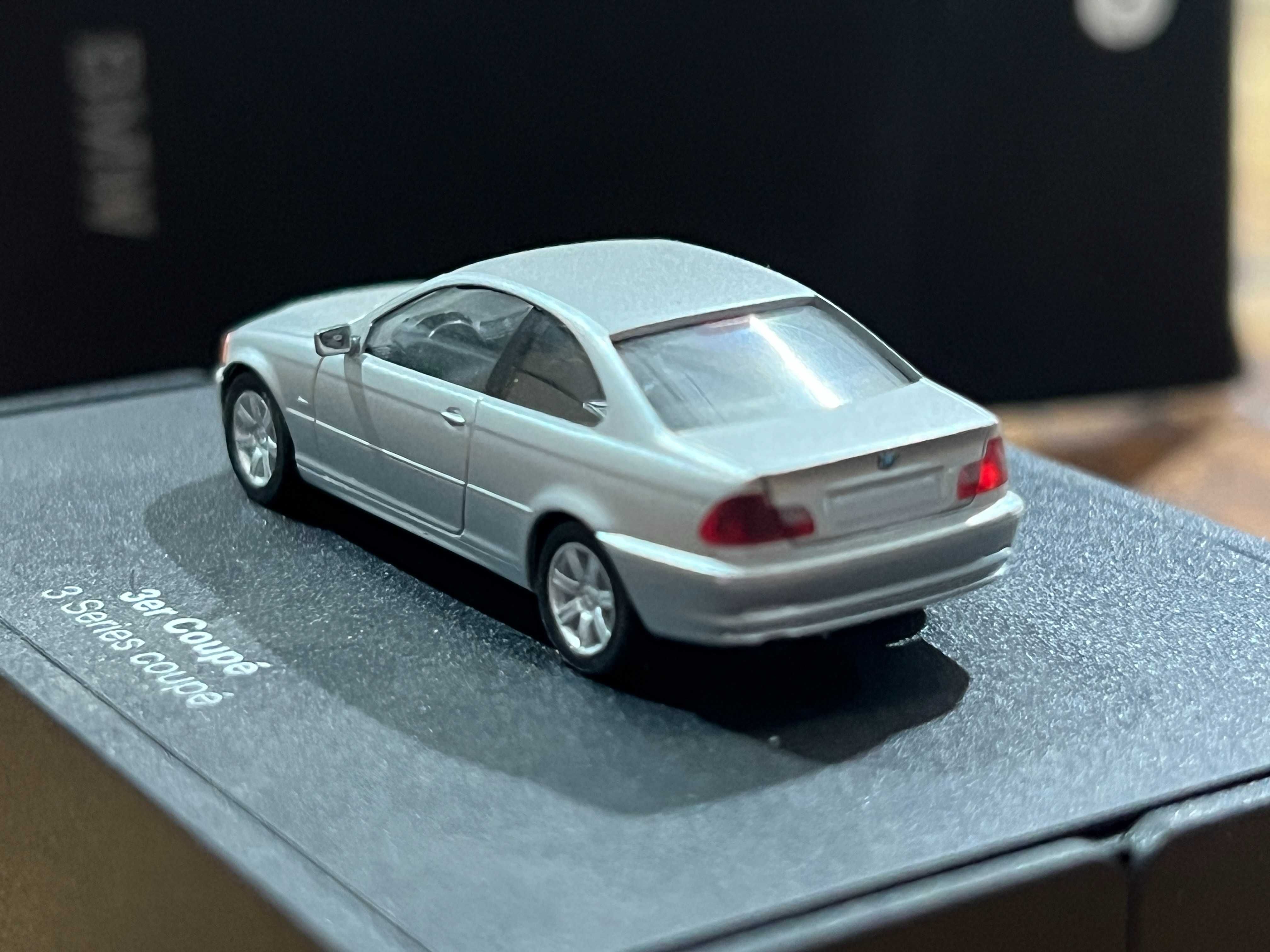 Macheta 1/87 HO Herpa Dealer Edition Postament BMW Seria 3 E46 Gri