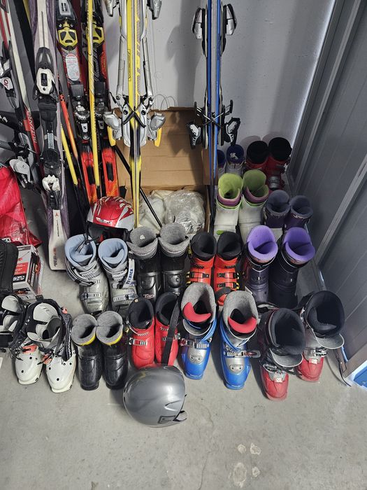 Vând schiuri + clăpari !