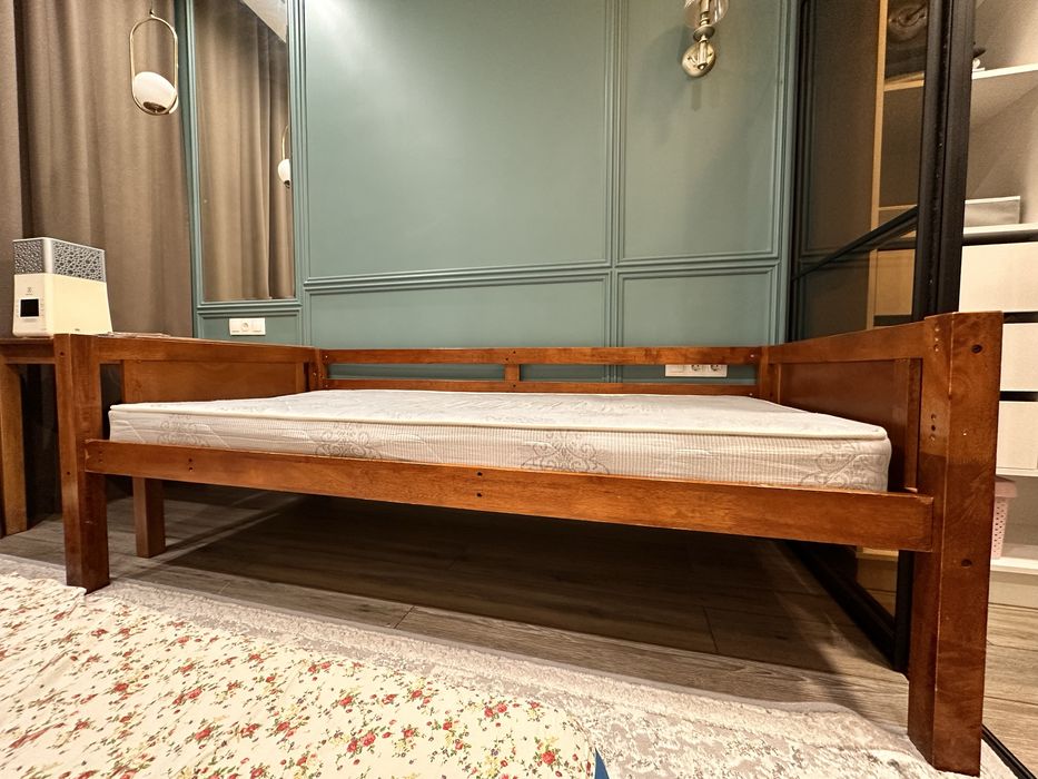 Кровать с матрасом