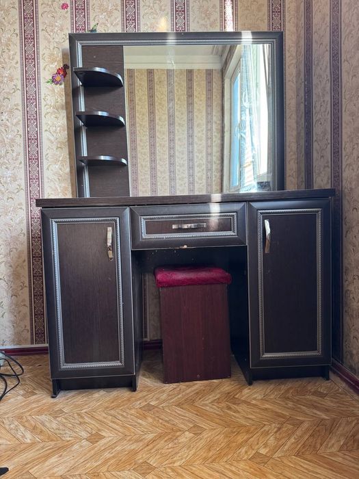 Комод с зеркалом
