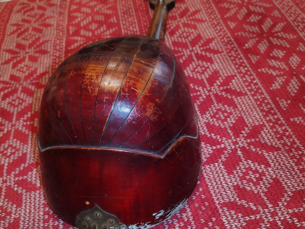 Mandolină de vânzare.