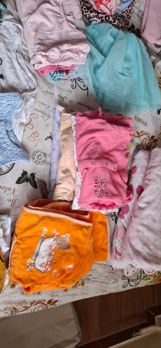Подарявам дрешки за момиче предимно 18-24 мес.