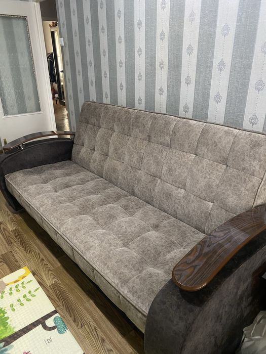СРОЧНО! Раскладной диван ,2 кресла и журнальный стол