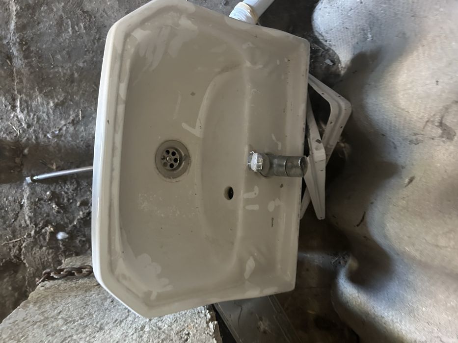 Usa interior cu toc, chiuveta mica cu baterie ca noi