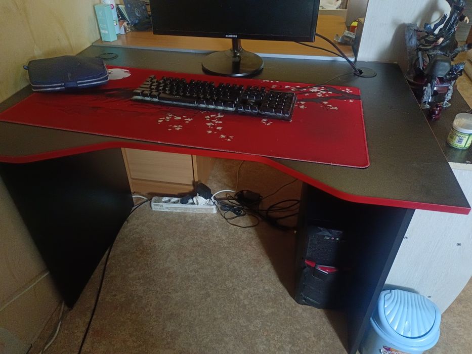 Продам стол, компьютерный.