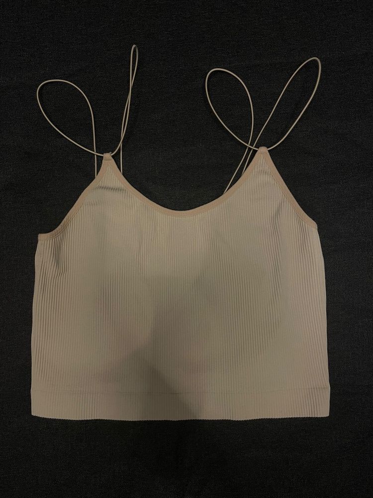 Топове от Zara и Stradivarius