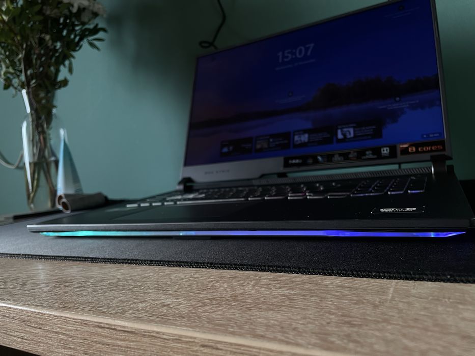 Vand Laptop Gaming Premium Asus Rog Strix G17IE cu Windows 11 PRO