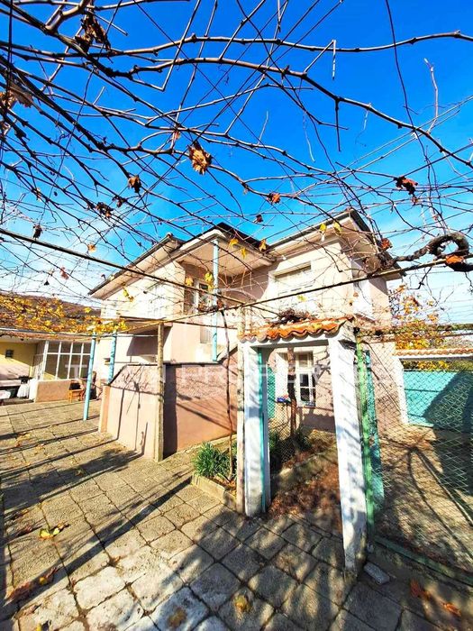 Двуетажна къща в Песнопой