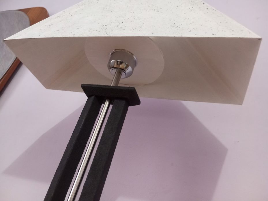 Дизайнерска геометрична настолна лампа