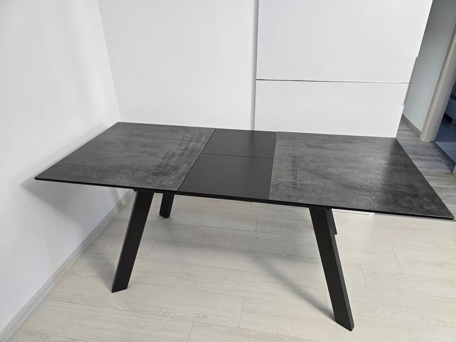 Masă extensibilă XXXLutz cu cadru din metal si blat MDF cu Sticlă