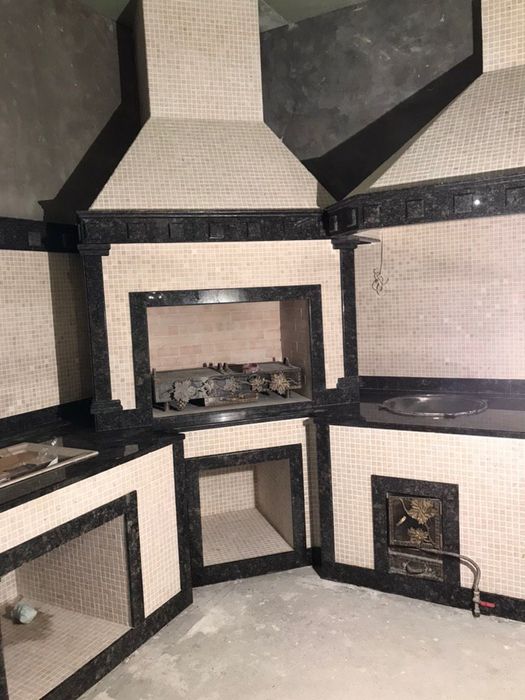 Команда мастеров строит летние кухни, барбекю, очаги