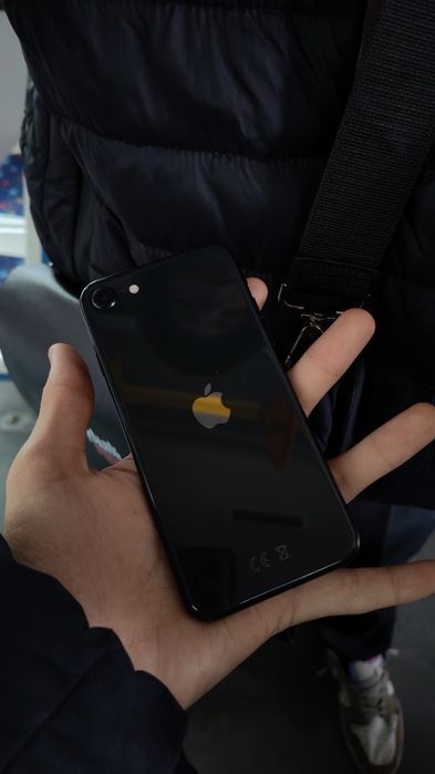 Обменяю айфон се 2020