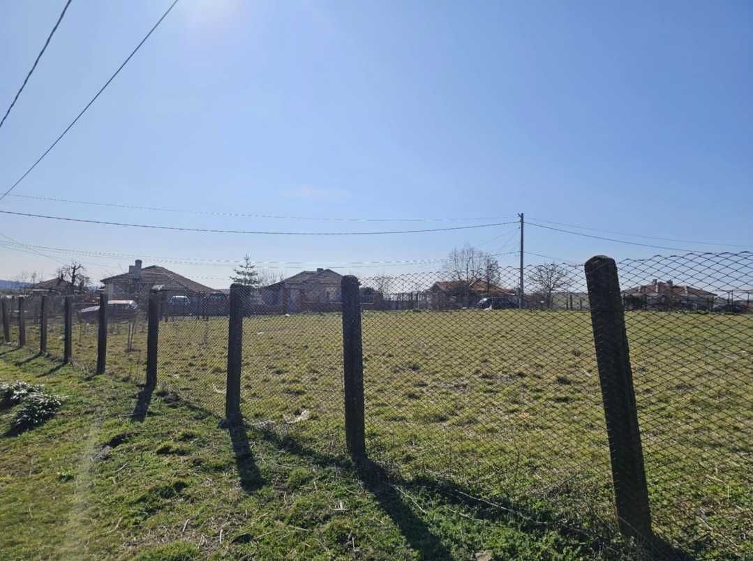 Продавам два съседни парцела, топ локация