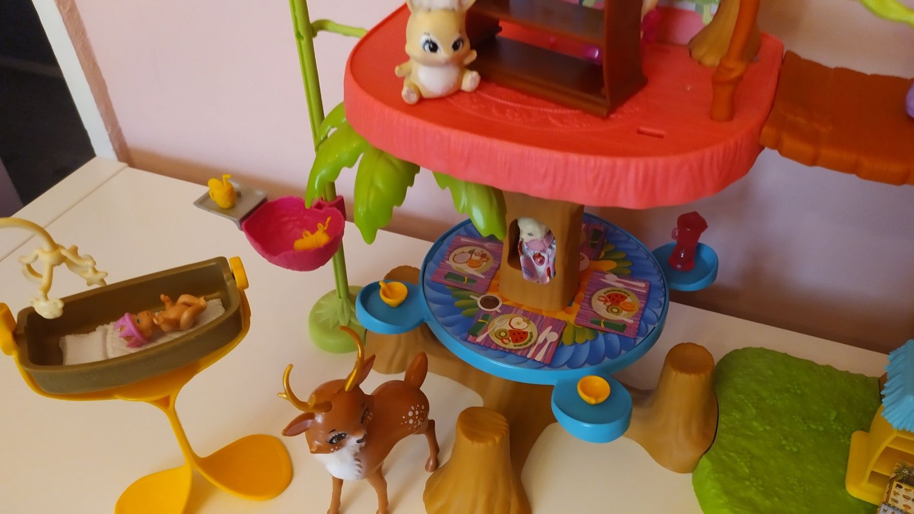 Къща за кукли Enchantimals с 5 кукли и животни