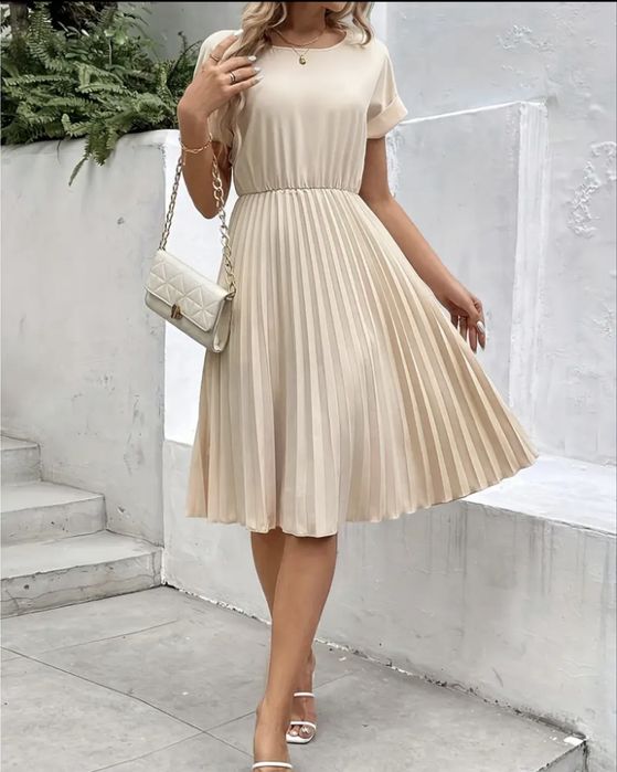 Рокля в бежов цвят