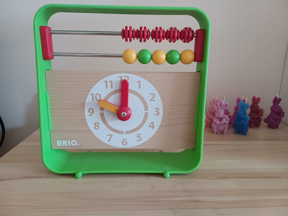 Детски образователен дървен часовник със сметало Brio