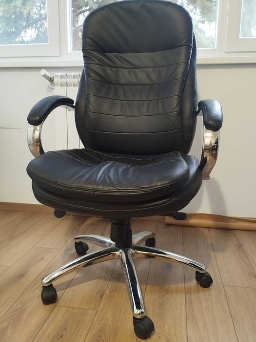 Президентски офис стол Carmen 6114 - черен