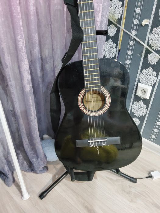 Продам черную гитару