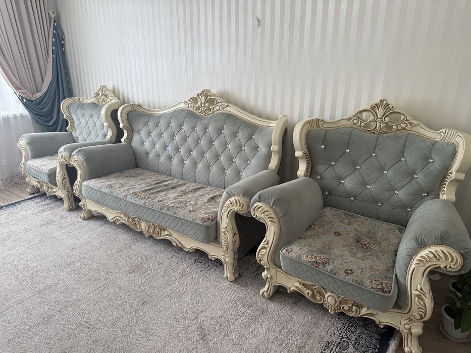 Продам в связи с переездом в другой город.Штор диван , ковер и диван