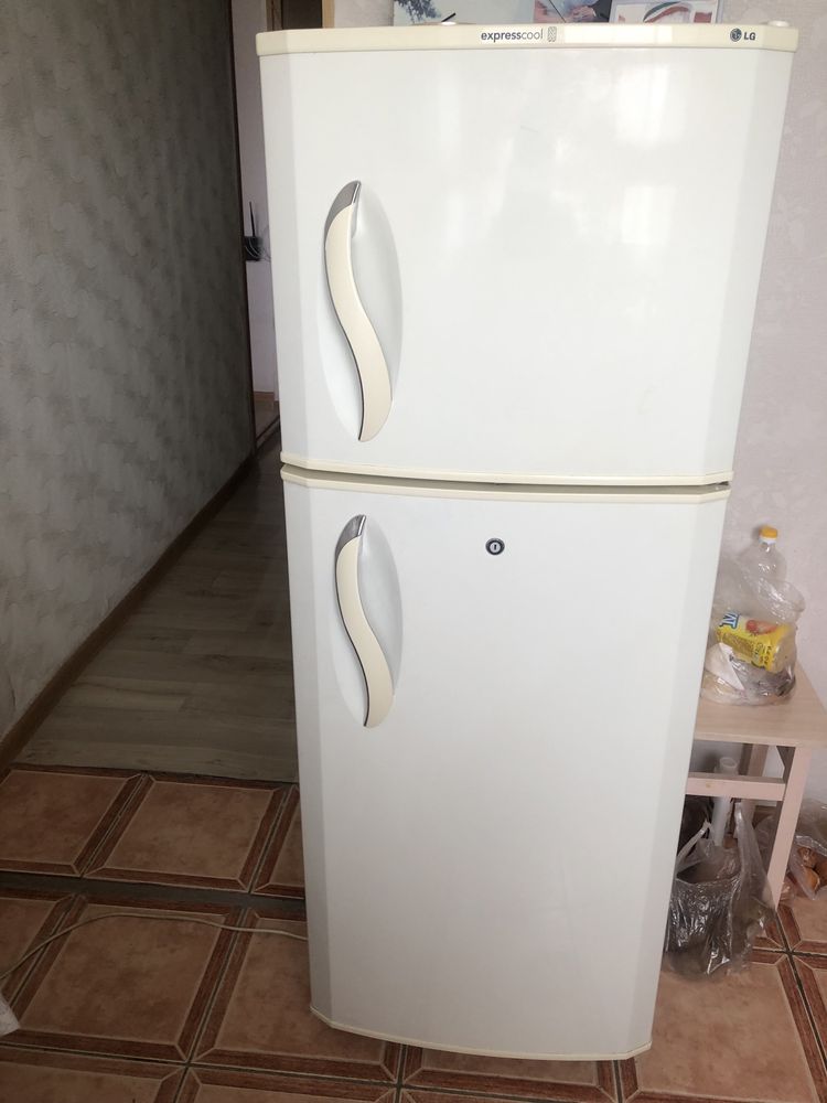 Холодильник, белый, производство Германия, в отличном состоянии