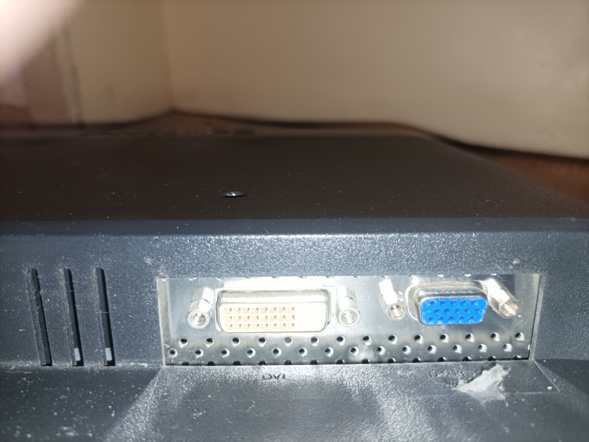 Плосък LCD монитор Филипс за компютър