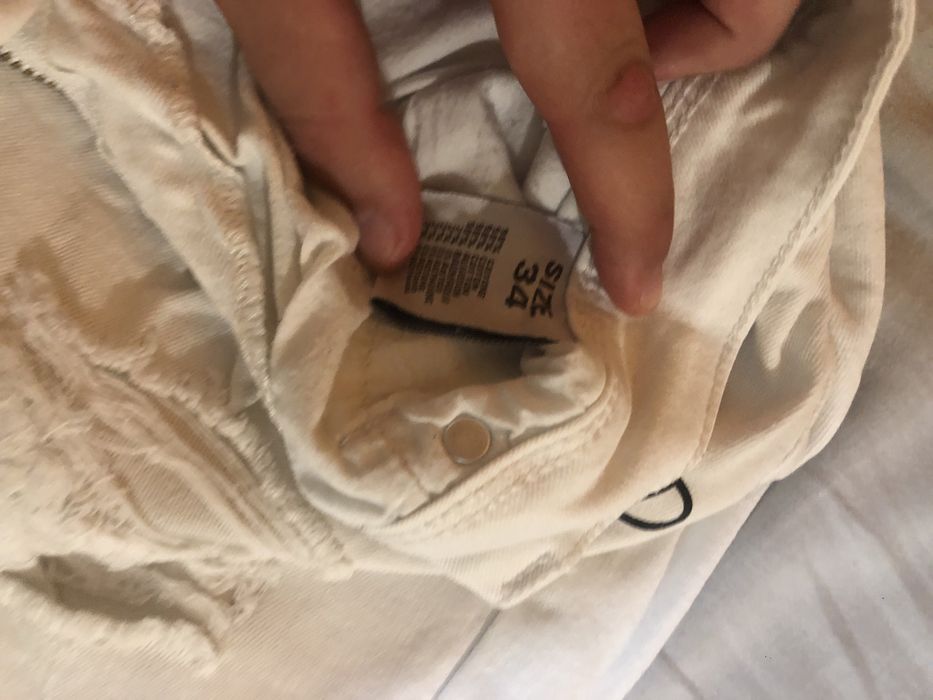 Бели къси дънкови гащи